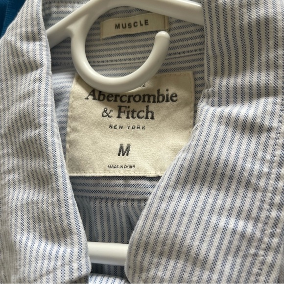 NWOT Abercrombie and Fitch men’s button down (size M) - Picture 3 of 3
